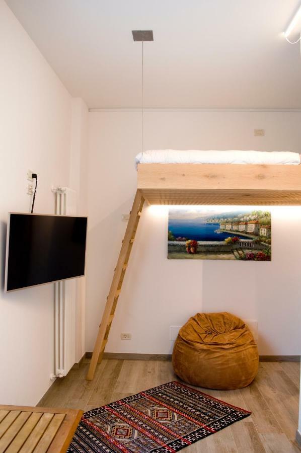 Front Lake Studio With Loft Bed And Pool Bardolino Ngoại thất bức ảnh